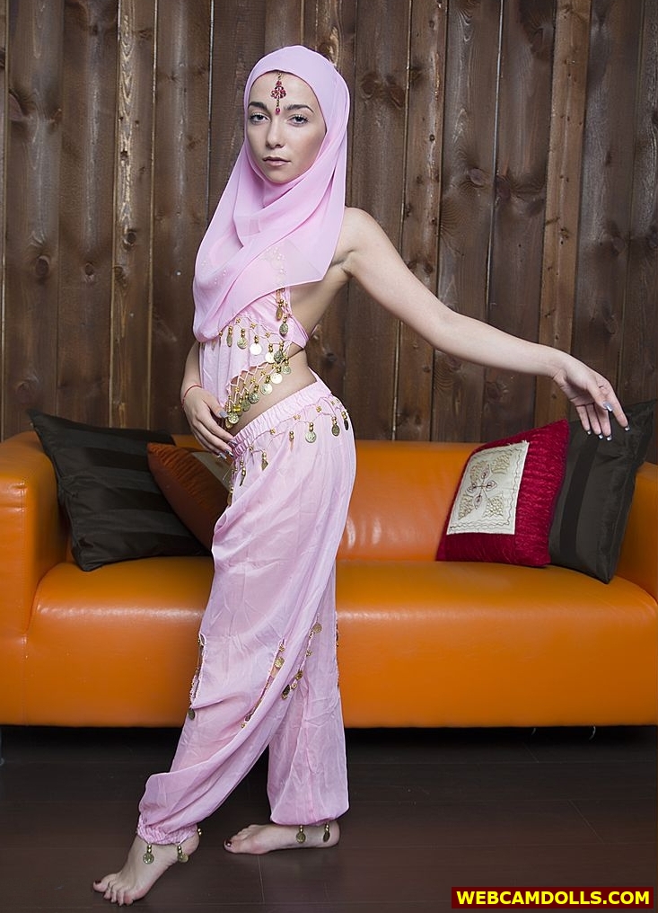 Arab Muslim Girl performing Belly Dance in Pink Costume on Webcamdolls